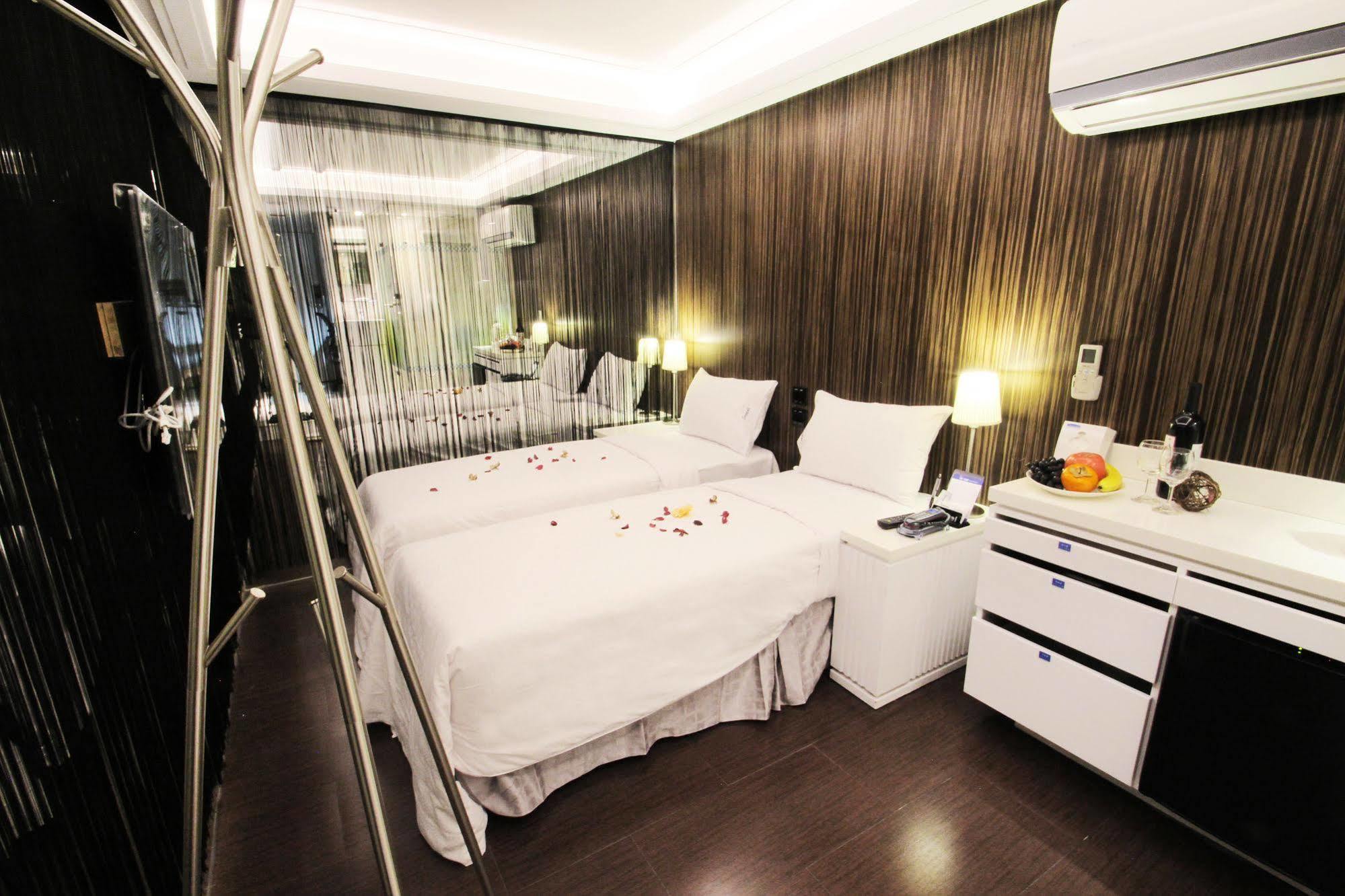 i Hotel Taoyuan Buitenkant foto