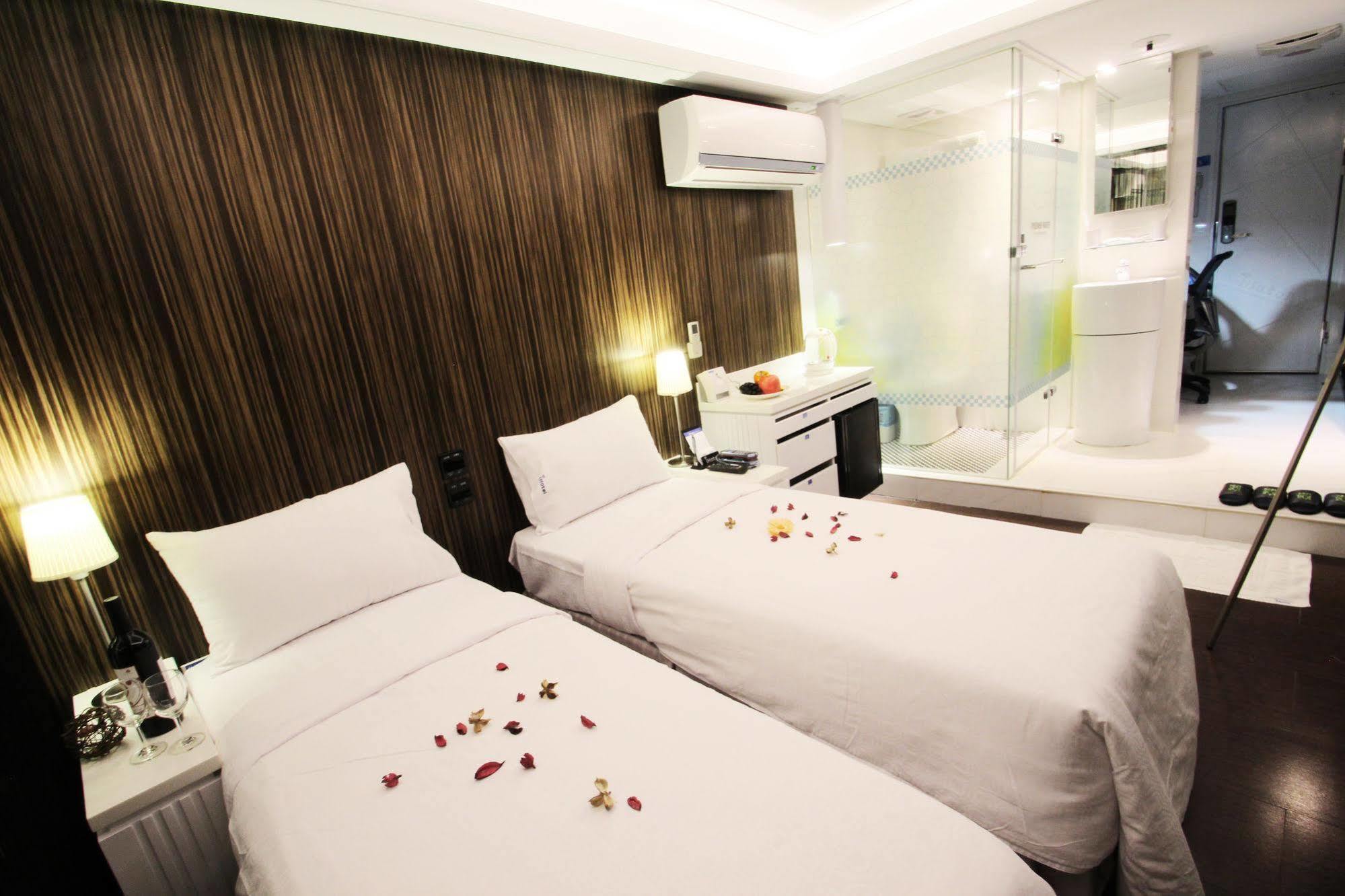 i Hotel Taoyuan Buitenkant foto